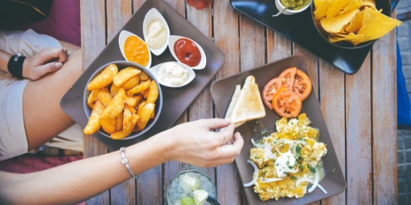 Nằm mơ thấy ăn uống đông người 