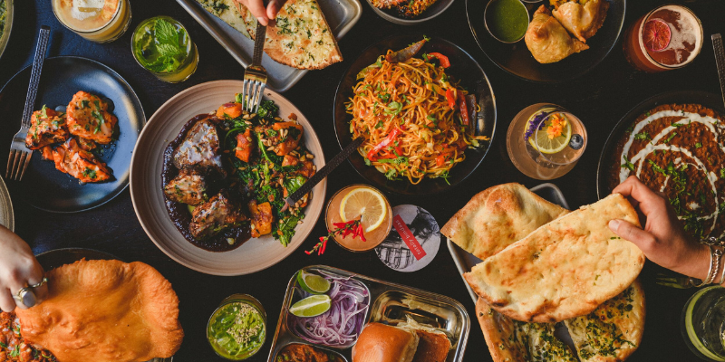 Mơ thấy ăn uống cùng người lạ 